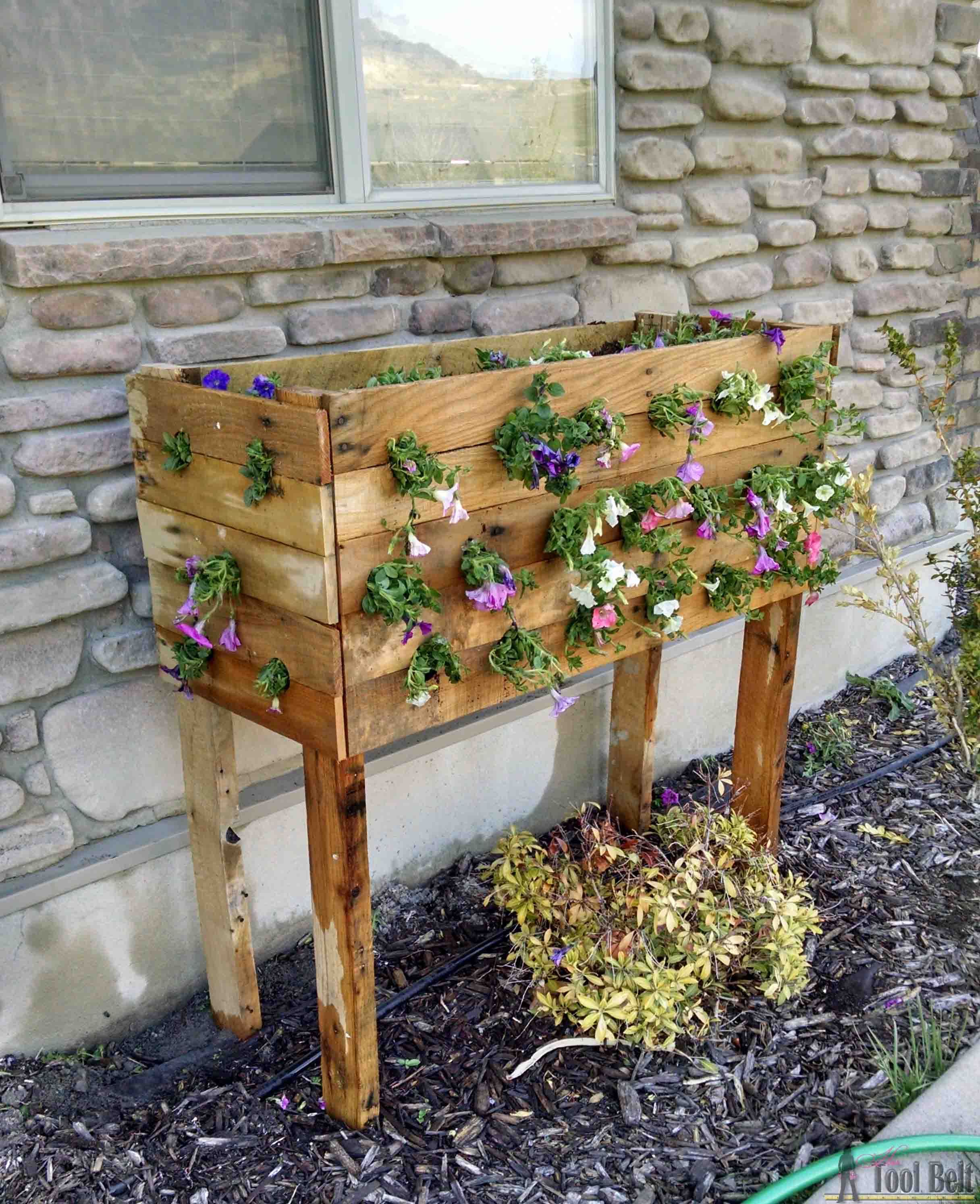 Pallet Planter Box For Cascading Flowers - Her Tool Belt