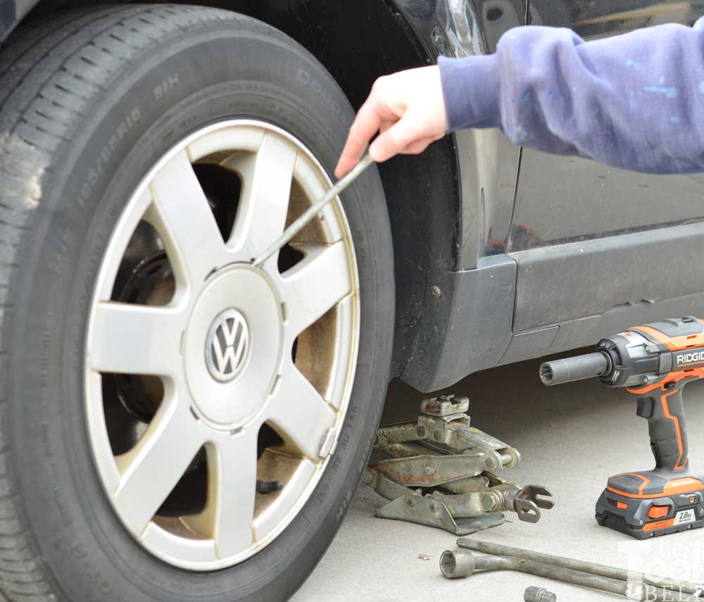 tool to lift car to change tire